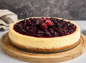 Una foto de Cheesecake con frutos rojos cremoso al horno