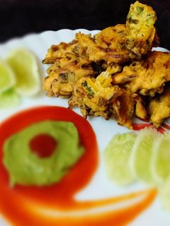 পেঁয়াজ শাক পকোড়া (peyanj shak pakoda recipe in Bengali) রেসিপির প্রধান ছবি