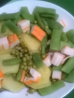 Una foto de Verduras con surimi
