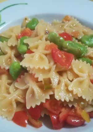 Foto di Vignarola Sbagliata - Farfalle porro,fave e pomodorini