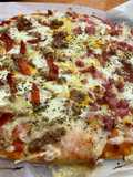 Pizza casera atún queso de Cabra mitad jamón York