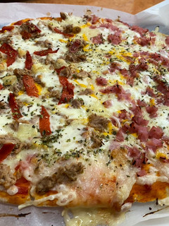 Una foto de Pizza casera atún queso de Cabra mitad jamón York