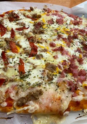 Foto principal de Pizza casera atún queso de Cabra mitad jamón York