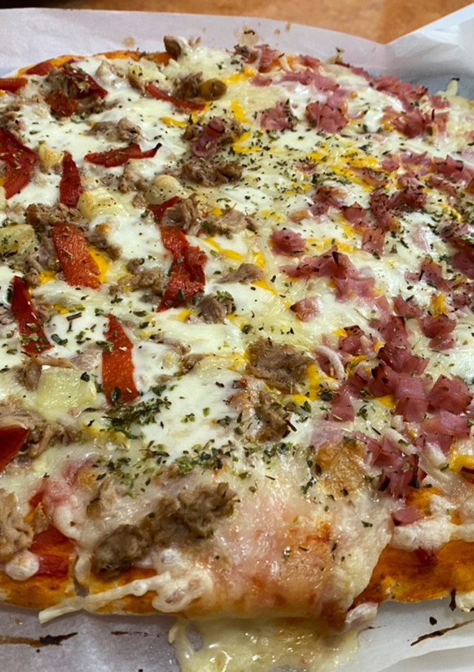 Una foto de Pizza casera atún queso de Cabra mitad jamón York