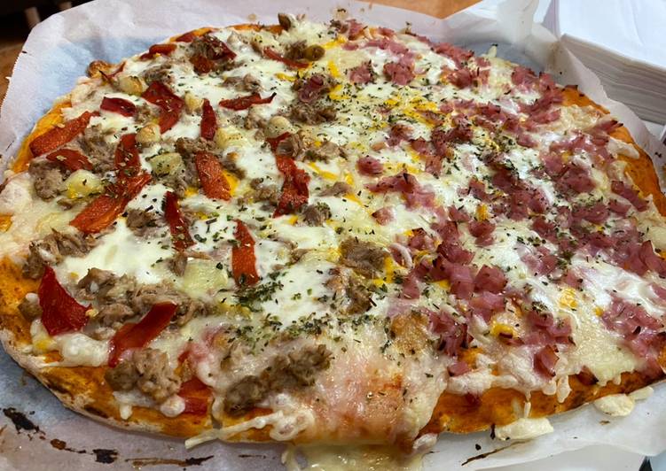 Pizza casera atún queso de Cabra mitad jamón York