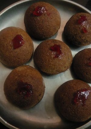 मिनी केक (mini cake recipe in marathi) रेसिपी चे मुख्य फोटो 