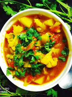 आलू गोभी की रसीली सब्जी (Aloo gobhi ki raseele sabzi recipe in Hindi) रेसिपी मुख्य फोटो