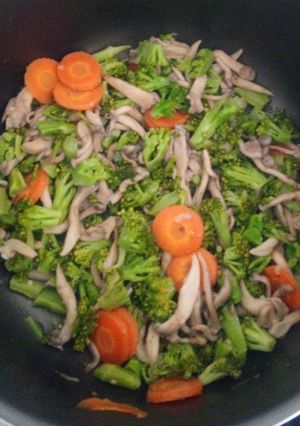 Foto de Panela de Shimeji e Legumes