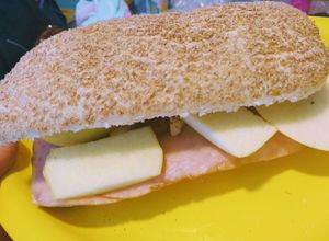Una foto de Chapata de jamón y manzana 🥪🍎