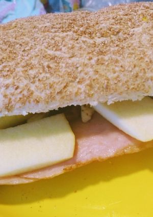 Una foto de Chapata de jamón y manzana 🥪🍎