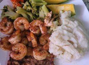 Una foto de Puré de papa con camarones y salmón