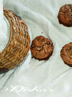A picture of Date Filled Sandwich Choco Chips Cookies.