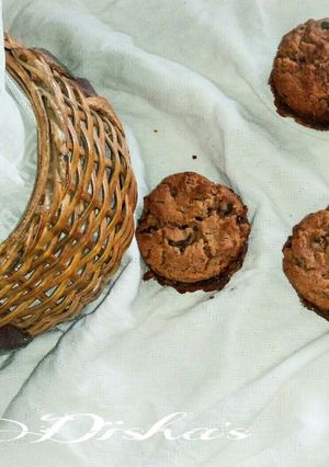 A picture of Date Filled Sandwich Choco Chips Cookies.