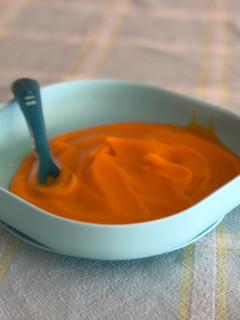 Una foto de Puré o papilla de verduras. Verduras naranjas para bebé