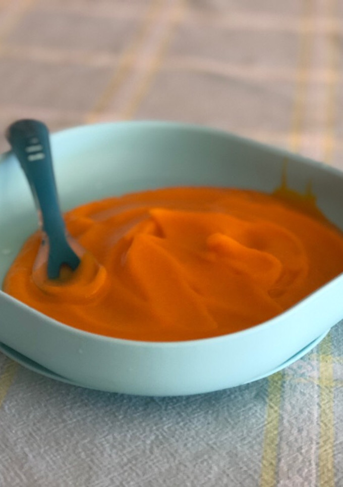 Una foto de Puré o papilla de verduras. Verduras naranjas para bebé