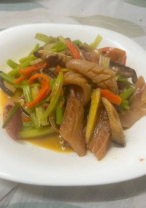 芹魷獨鐘-芹菜炒魷魚 的食譜成品照片