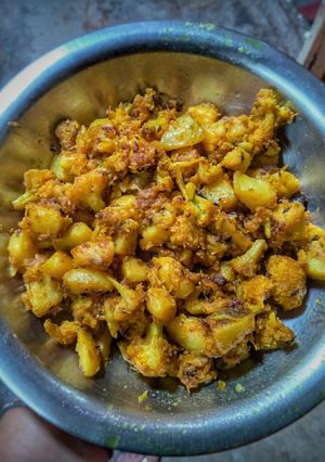 আলু ফুলকপির বাটি চচ্চড়ি (aloo foolkopir bati chorchori recipe in Bengali) রেসিপির প্রধান ছবি