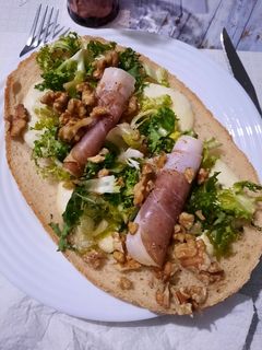 Une photo de Bruschetta mozzarella et jambon cru