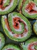 Rotolo di frittata alla rucola con salmone