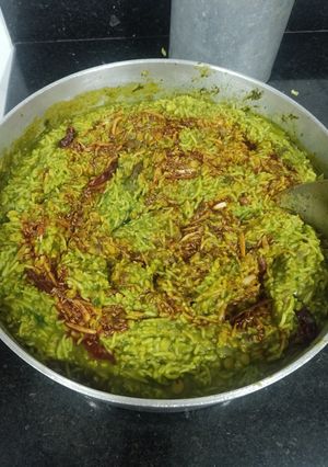 પાલક ખીચડી (Palak Khichdi Recipe In Gujarati) રેસીપી મુખ્ય ફોટો