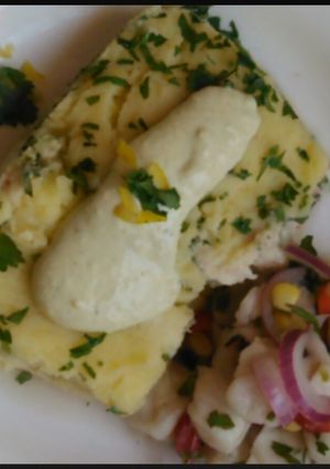Una foto de Causa limeña, crema huaincaina, ceviche de corvina