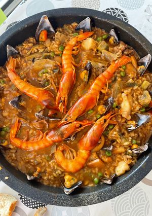 Una foto de Arroz meloso de calamarchines, sepia y gamba roja