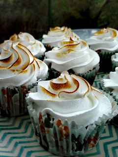 Una foto de Cupcakes de naranja con crema y topping de merengue