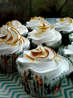 Una foto de Cupcakes de naranja con crema y topping de merengue