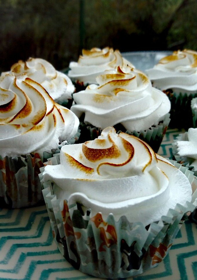 Una foto de Cupcakes de naranja con crema y topping de merengue