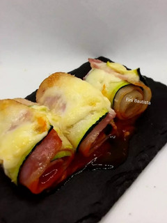 Una foto de Rollitos de calabacín y bacon