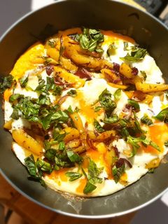 Tojás és sült krumpli, egy apaváró reggeli recept fotója