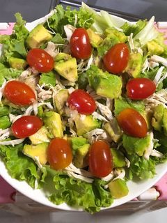 Hình của món Salad bơ với ức gà.