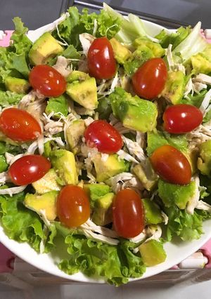 Hình của món Salad bơ với ức gà.