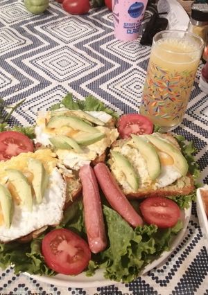 Una foto de Desayuno con huevo y ensalada 🍳🥚🍞🥑🥗🍊