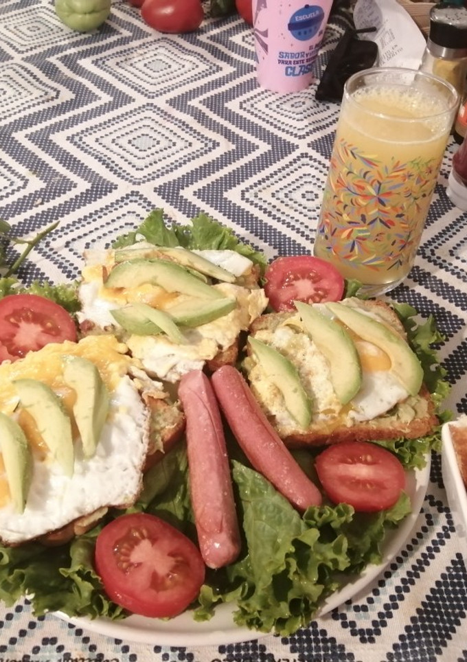 Una foto de Desayuno con huevo y ensalada 🍳🥚🍞🥑🥗🍊