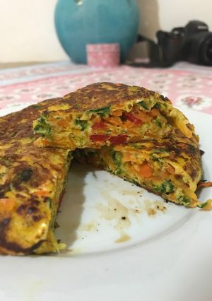Una foto de Tortilla de zapallito verde, zanahoria y morrón