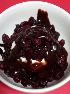 Una foto de Yogurt, Arándanos y salsa Chocolate