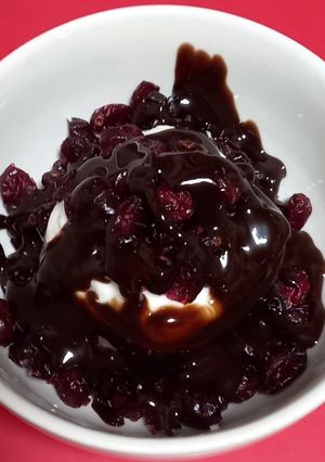 Una foto de Yogurt, Arándanos y salsa Chocolate