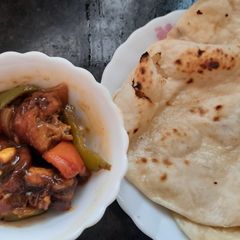 A picture of Chilli chicken with naan.