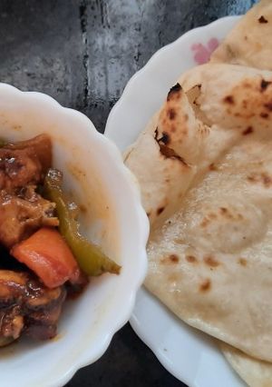A picture of Chilli chicken with naan.