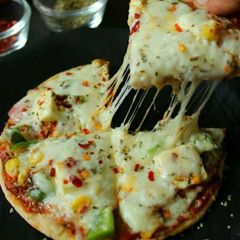 A picture of Bhakhri pizza.