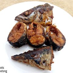 A picture of Fried Fish, with breaking apart.