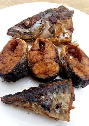 A picture of Fried Fish, with breaking apart.