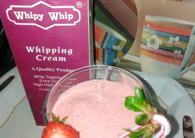 How to Prepare Homemade Strawberry cream shake