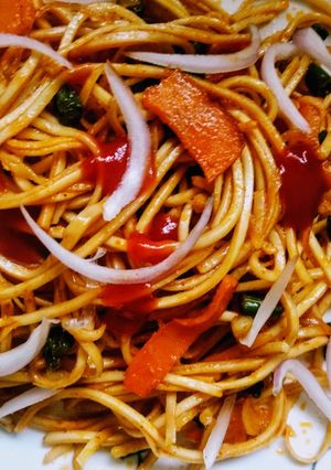 हक्का नुडल्स (hakka noodles recipe in marathi) रेसिपी चे मुख्य फोटो 