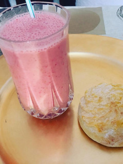 Una foto de Batido de fresas y yogurt con pan de Dios
