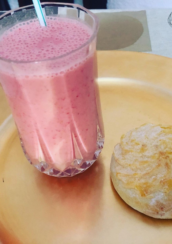 Una foto de Batido de fresas y yogurt con pan de Dios