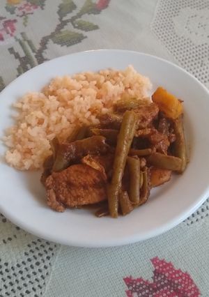 Una foto de Puerco con pasilla ejote y papa