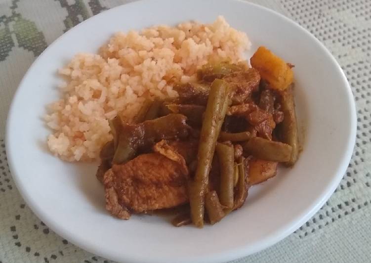 Puerco con pasilla ejote y papa
