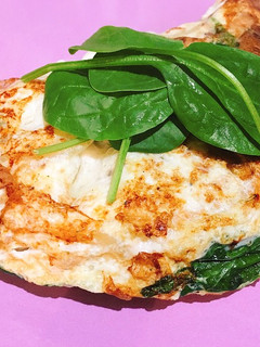 Una foto de Tortilla proteica de setas y espinacas baby: cena sana